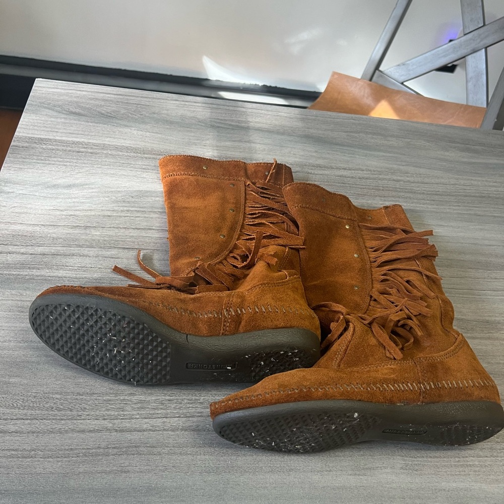 Minnetonka Suede Leather Boots with fringe Moccasins - Picture 5 of 9